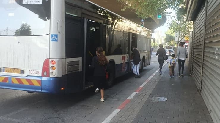 קו 16 בורח לנוסעים שרצים אחריו בתחנה המרכזית בתל אביב