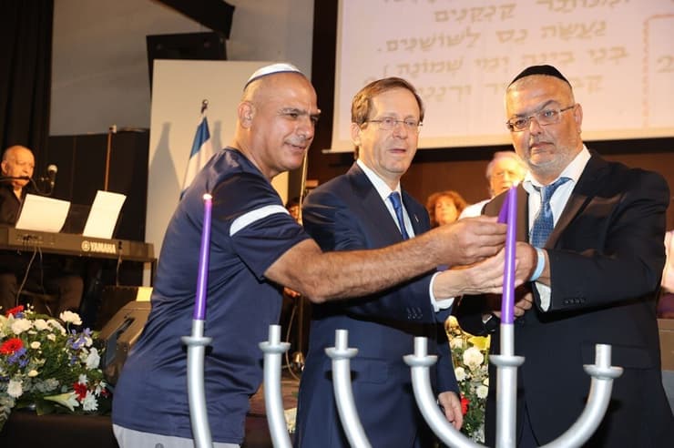 נשיא המדינה בהדלקת נרות בבית הלוחם תל אביב