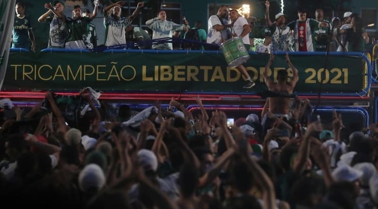 שחקני פלמיירס חוגגים עם הקהל בסאו פאולו