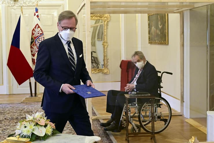 מילוש זמאן נשיא צ'כיה בתא זכוכית משביע לתפקיד ראש הממשלה את פטר פיאלה