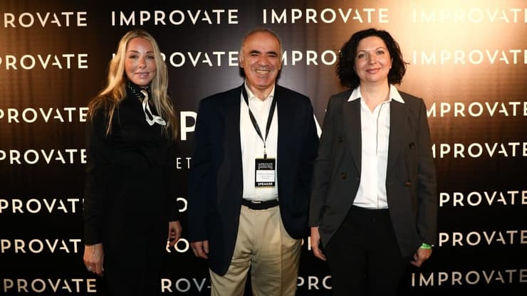 היזמיות אירינה נבזלין ורונית חסין הוכמן עם ארי קספרוב, אלוף העולם בשחמט לשעבר ומומחה סייבר ו-AI בהווה.