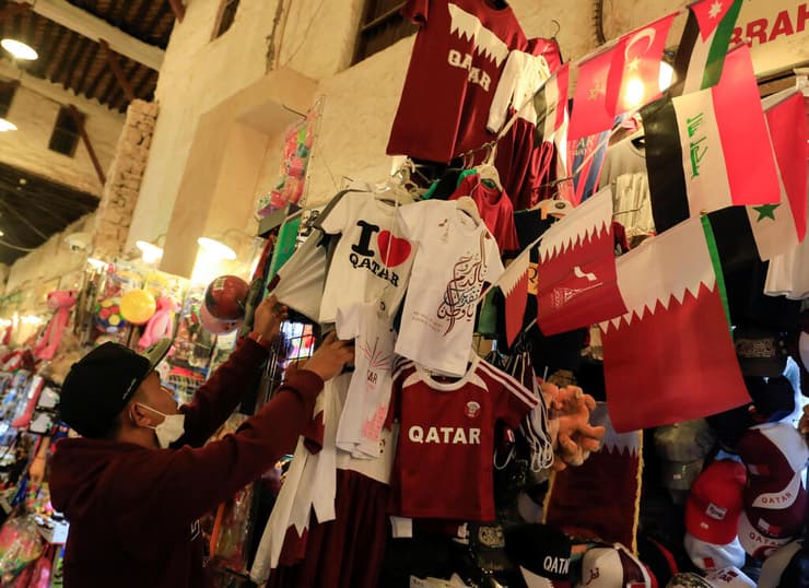 בקטאר ממשיכים למכור חולצות כדורגל ודגלים