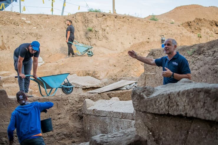 מנהל החפירה, פבלו בצר, ליד ארונות קבורה מימי הסנהדרין ביבנה
