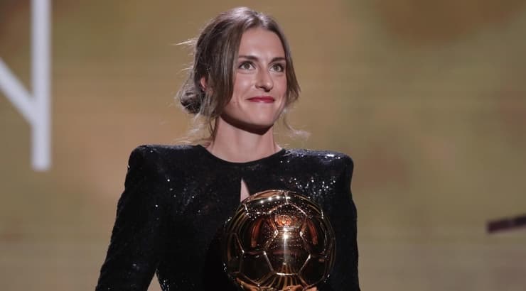 אלכסיה פוטייאס לאחר הזכייה בשחקנית השנה בכדורגל הנשים (רויטרס) אלכסיה פוטייאס לאחר הזכייה בשחקנית השנה בכדורגל הנשים