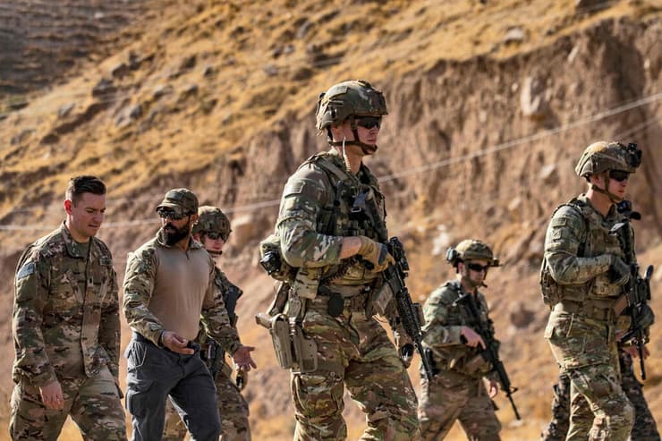חיילים אמריקנים צבא ארה"ב  ב צפון-מערב סוריה ליד מעבר הגבול סמלקה עם האזור הכורדי האוטונומי בעיראק ב-1 בנובמבר