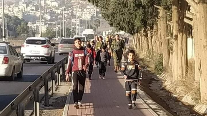 חיילי צהל מלווים ילדים פלסטינים לבית הספר בעקבות יידוי האבנים