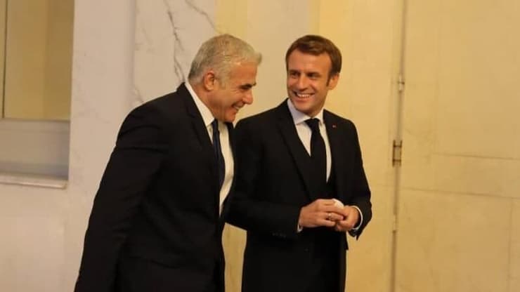 שר החוץ יאיר לפיד בפגישה עם נשיא צרפת עמנואל מקרון בזמן ביקורו בפריז