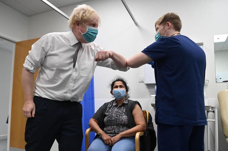 ראש ממשלת בריטניה בוריס ג'ונסון עם מתחסנים חיסון ב לונדון בריטניה בצל חשש מ זן קורונה חדש אומיקרון