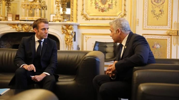 שר החוץ יאיר לפיד בפגישה עם נשיא צרפת עמנואל מקרון בזמן ביקורו בפריז