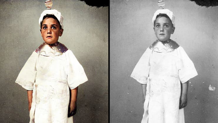 מנחם רוזנברג, לימים עיתונאי הספורט פרופ' מנחם לס, בתחפושת נר חנוכה בילדותו ב"בית גלים", חיפה 1945