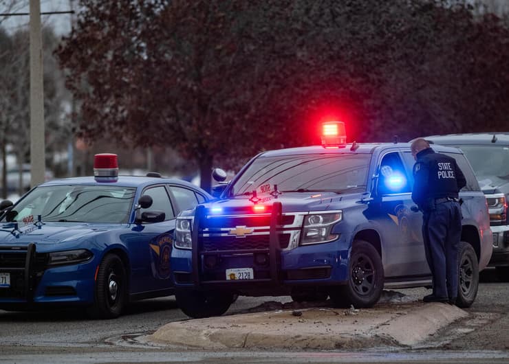 תלמיד ירה בשלושה תלמיד וגרם למותם בבית ספר במישיגן ארה"ב