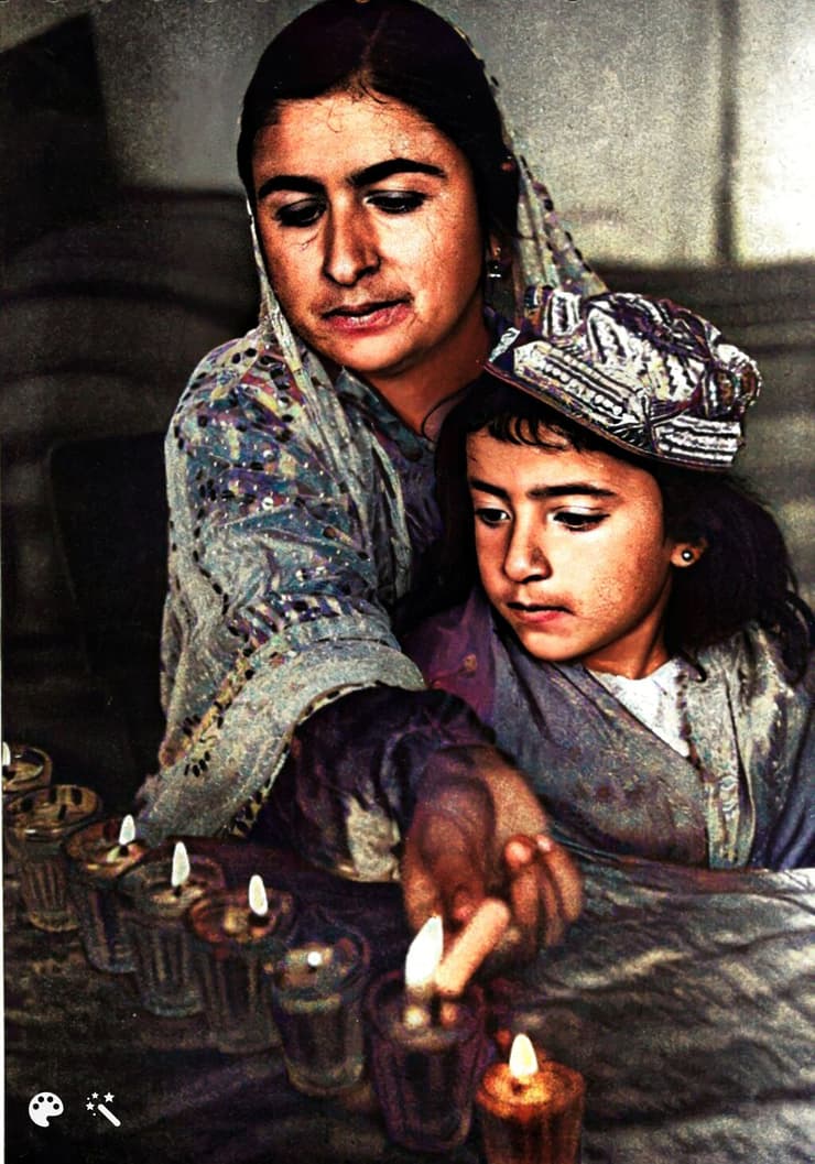אם ובת, עולות חדשות מפרס (איראן), מדליקות נרות חנוכה, 1950