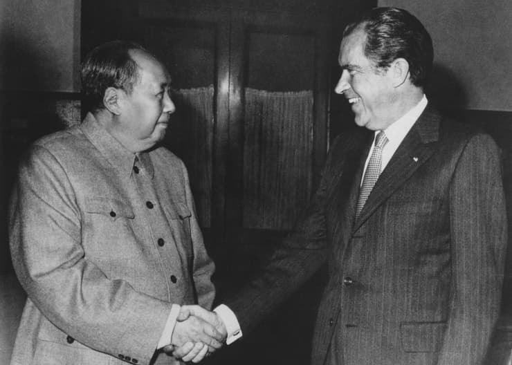 ניקסון ומאו לוחצים ידיים