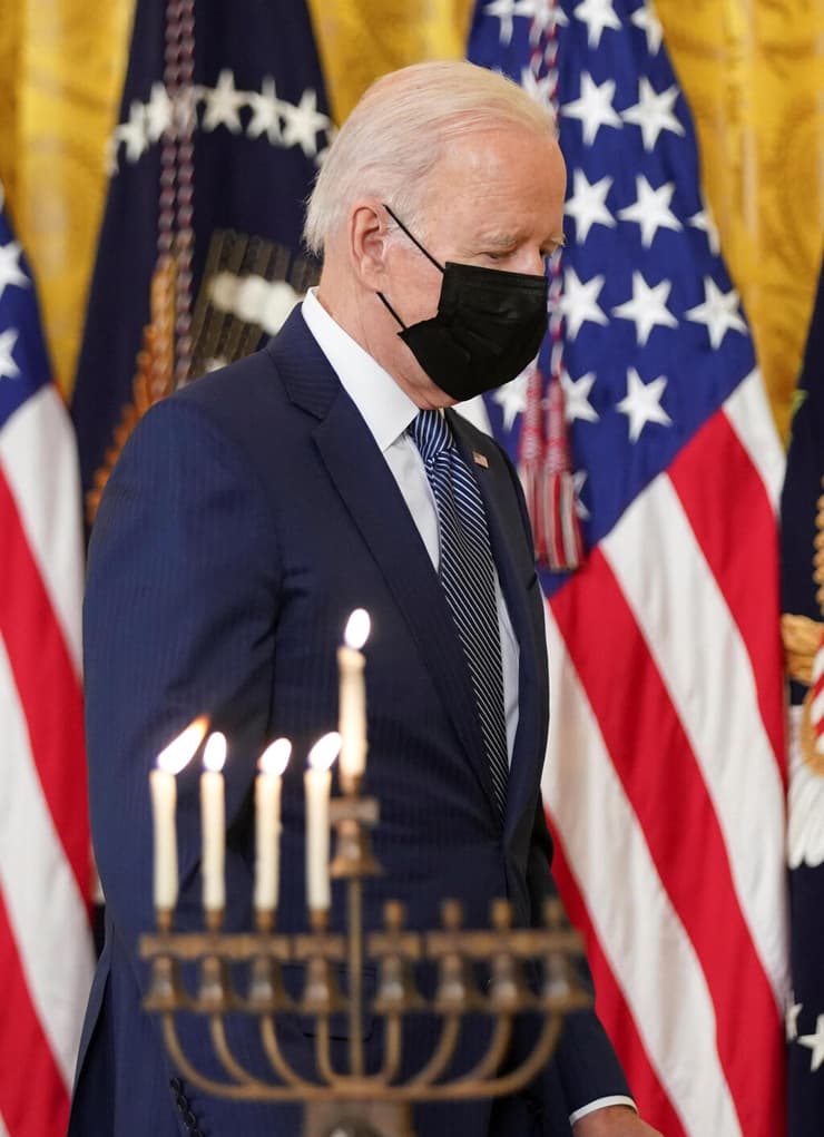 הנשיא ביידן בהדלקת נרות בבית הלבן 