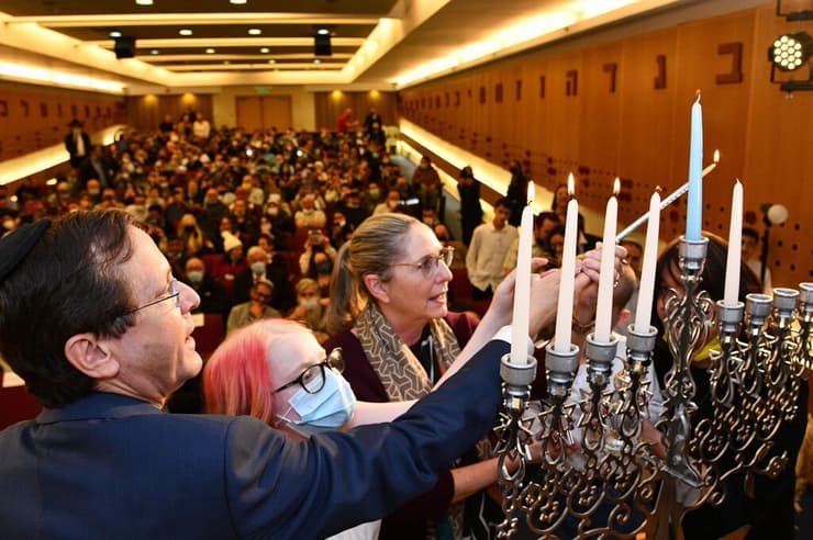 הנשיא הרצוג מדליק נרות בבית חינוך עיוורים בירושלים