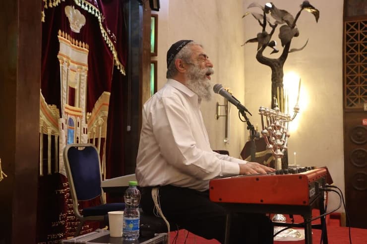 אריאל זילבר שר בבית הכנסת הגדול