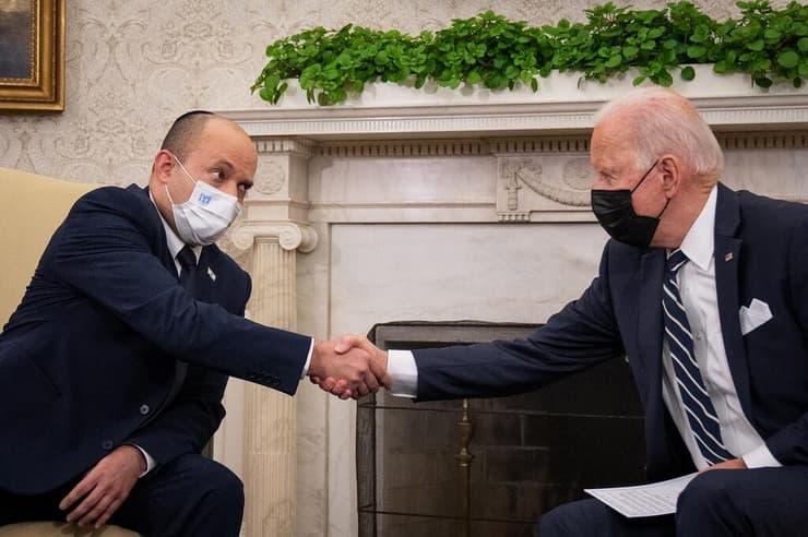 ג'ו ביידן ונפתלי בנט בלחיצת יד בעת המפגש בבית הלבן