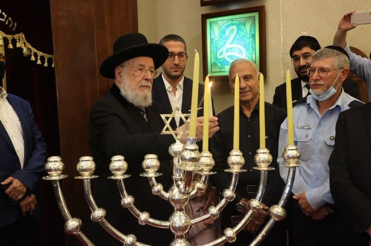 הרב ישראל מאיר לאו מדליק את הנרות בבית הכנסת הגדול בתל אביב