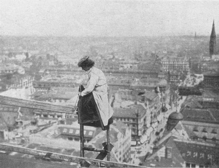 בנאית משפצת את הגג של בית העירייה בברלין, 1910