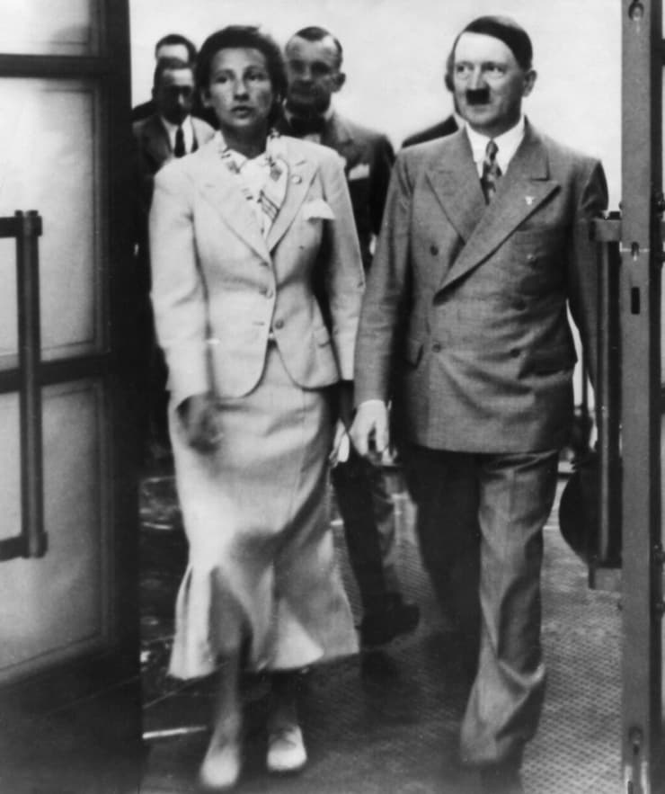 גרדי טרוסט ואדולף היטלר בהשקת המשכן לאמנויות במינכן 1937 שתכנונו ועיצובו הושלמו על ידה