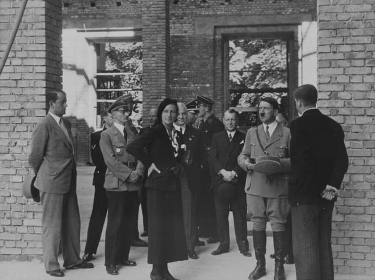 גרדי טרוסט, היטלר ואחרים בעת ביקור באתר ההקמה של מוזיאון האמנות הגרמני, 1935