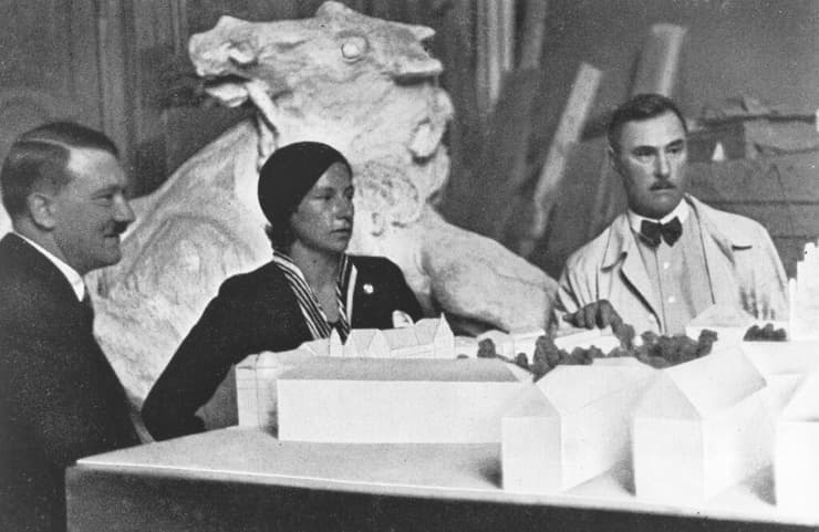 היטלר וטרוסט עם הפסל הגרמני יוזף וארקלה 1936