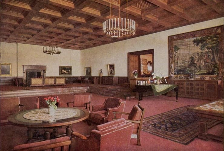 גלויה שמציגה את הסלון של היטלר בבית הנופש שלו