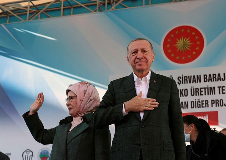 נשיא טורקיה רג'פ טאיפ ארדואן ורעייתו אמינה ב עצרת ב סירט