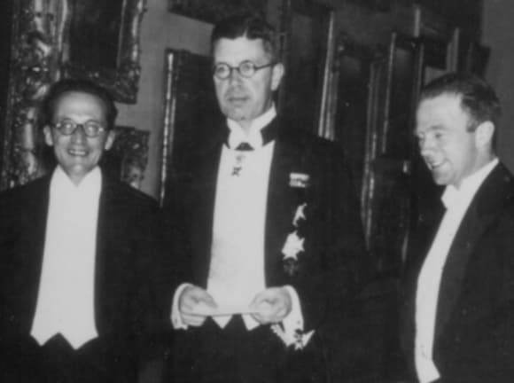 פרס נובל בגיל 31. הייזנברג (מימין) עם מלך שוודיה (במרכז) ועם הפיזיקאי ארווין שרדינגר בטקס בסטוקהולם ב-1933 