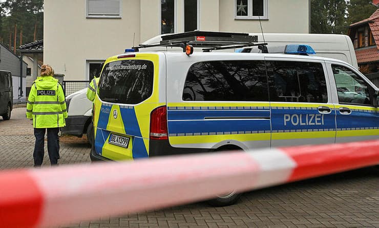 רצח ב גרמניה חמש גופות בבית משפחה בעיירה בפרברי ברלין