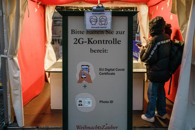 שלט הנחיות בכניסה לשוק חג המולד בברלין