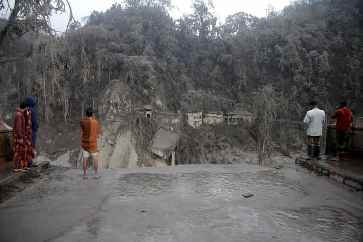 התפרצות הר געש סמרו ב אינדונזיה ג'אווה אפר געשי