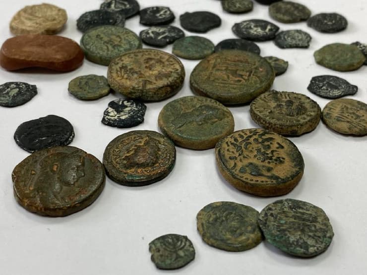 חלק מהמטבעות בני כ-2,000 שנה