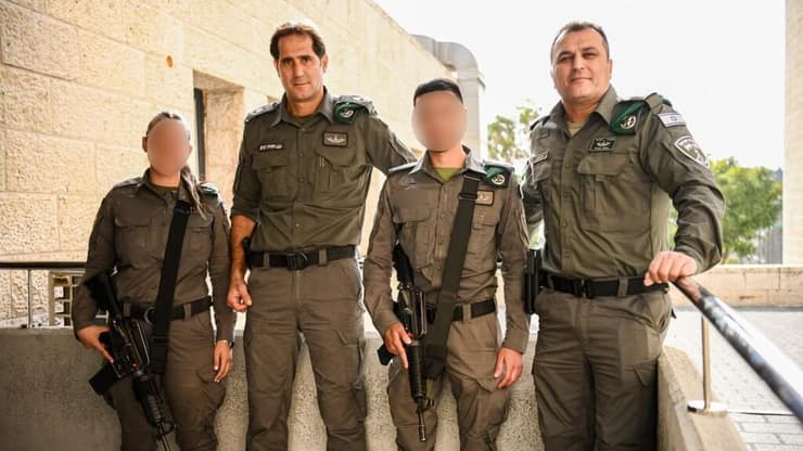 אמיר כהן עם הלוחמים שנטרלו את המחבל בפיגוע הדקירה בשער שכם בירושלים