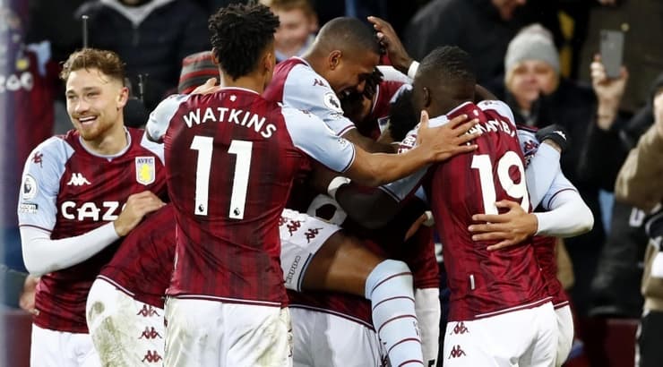 שחקני אסטון וילה חוגגים