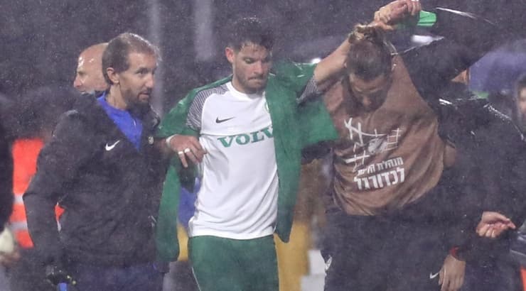 סאן מנחם מפונה לחדר ההלבשה (עמרי שטיין) סאן מנחם מפונה לחדר ההלבשה