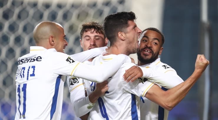 שחקני מכבי תל אביב חוגגים