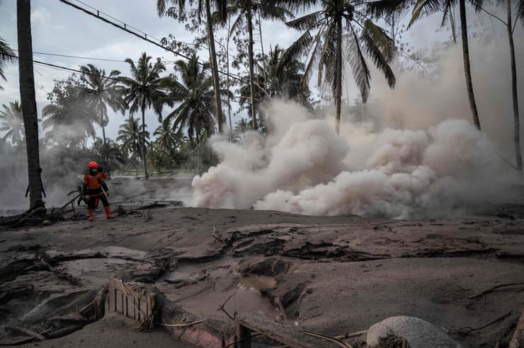 התפרצות הר געש סמרו ב אינדונזיה ג'אווה אפר געשי