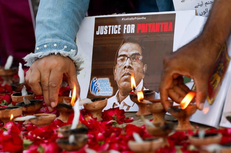 נרות לזכר עובד זר מ סרי לנקה ש נרצח ב פקיסטן לינץ' בגלל לכאורה ביזוי מוחמד
