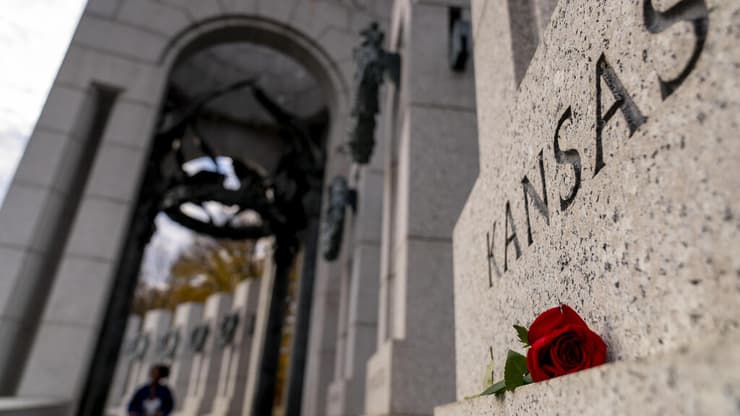 ורד בודד הונח באנדרטה בוושינגטון