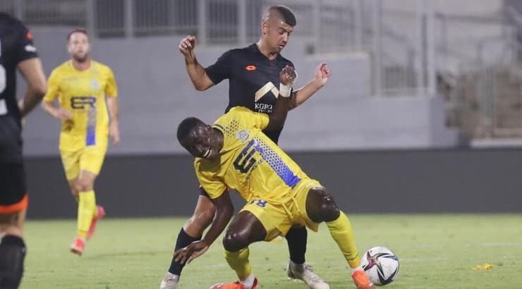 אייסק נורתי מגיע לכדור