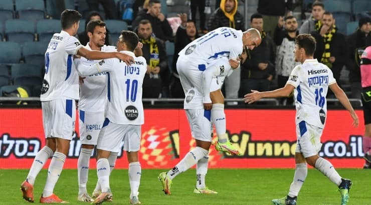 שחקני מכבי ת"א חוגגים עם ברנדלי קוואס