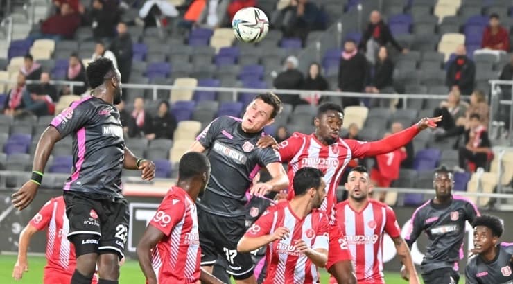 שחקני שתי הקבוצות. "אי אפשר לעלות ככה עם הידיים ברחבה"