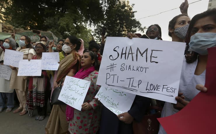 מפגינים ב פקיסטן נגד ה לינץ' ב עובד זר מ סרי לנקה
