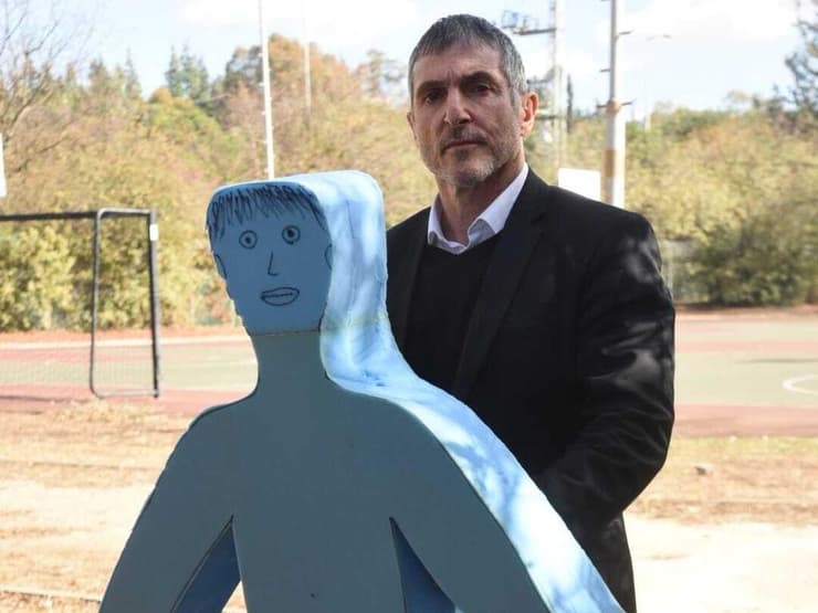 עו"ד ירום הלוי סניגורו של רומן זדורוב עם הבובה המייצגת את תאיר ראדה ז"ל  בסיור עם הרכב השופטים במשפט החוזר בבית הספר בקצרין בו נרצחה תאיר