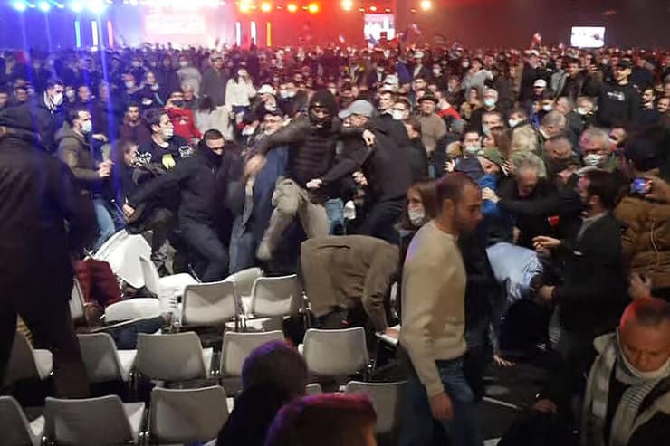 צרפת עימותים עם פעילי מחאה נגד גזענות ב עצרת של אריק זמור