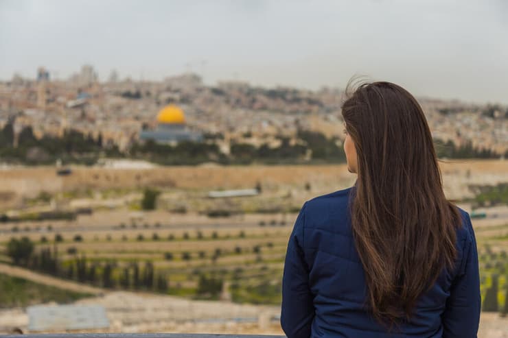 אישה מביטה אל ירושלים