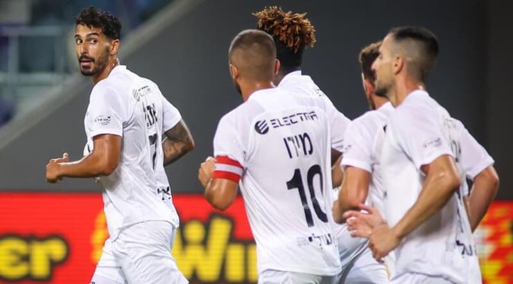 שחקני רעננה אחרי השער של אז'ובל (איציק בלניצקי) שחקני רעננה אחרי השער של אז'ובל