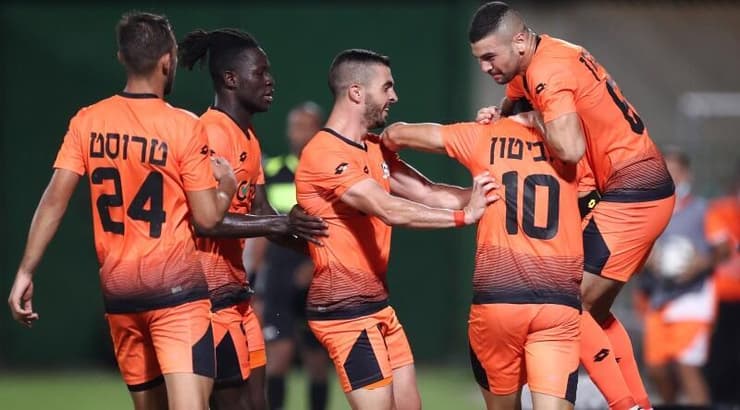 שחקני נס ציונה חוגגים עם דודו ביטון (רדאד ג'בארה) שחקני נס ציונה חוגגים עם דודו ביטון