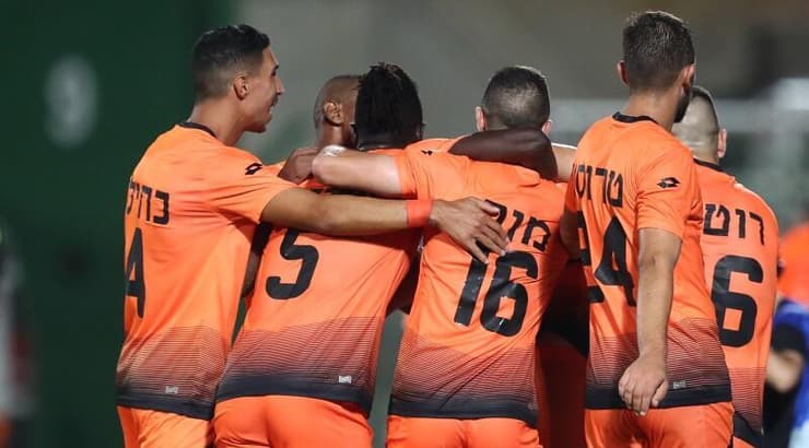 שחקני נס ציונה חוגגים